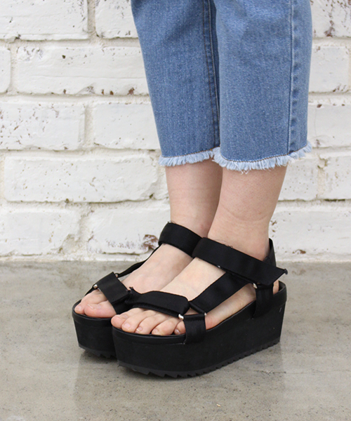 Kastane(カスタネ)の「【Kastane】厚底テープサンダル(サンダル・レディース・ホワイト/ブラック/グレー・36/37/38)」の3枚目の写真