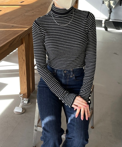 LE MORE（リモア）の「袖ボタンボーダータートルリブニット（ニット/セーター・レディース・グリーン/ピンク/ホワイト/オレンジ/ブラック・FREE）」の6枚目の写真