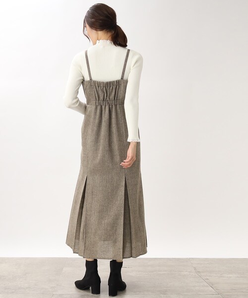 ほっそり見えするタックマーメイドキャミワンピース