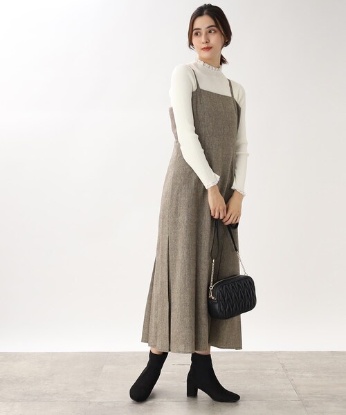 ほっそり見えするタックマーメイドキャミワンピース