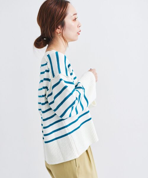 le.coeur blanc(ルクールブラン)の「ボーダーワイドシルエットVネックニット(ニット/セーター・レディース・ブラック系その他/ブルー系その他2・38)」の4枚目の写真