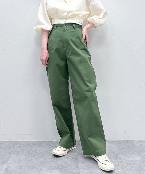 FOREVER 21（フォーエバー トゥエンティーワン）の「ヴィンテージライクチノパンツ（チノパンツ・レディース・ブラウン系その他3/カーキ・MEDIUM/SMALL）」の2枚目の写真