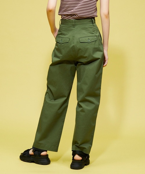 FOREVER 21（フォーエバー トゥエンティーワン）の「ヴィンテージライクチノパンツ（チノパンツ・レディース・ブラウン系その他3/カーキ・MEDIUM/SMALL）」の9枚目の写真