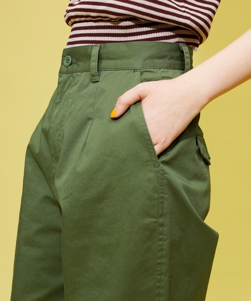 FOREVER 21（フォーエバー トゥエンティーワン）の「ヴィンテージライクチノパンツ（チノパンツ・レディース・ブラウン系その他3/カーキ・MEDIUM/SMALL）」の16枚目の写真