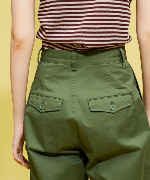 FOREVER 21（フォーエバー トゥエンティーワン）の「ヴィンテージライクチノパンツ（チノパンツ・レディース・ブラウン系その他3/カーキ・MEDIUM/SMALL）」の8枚目の写真