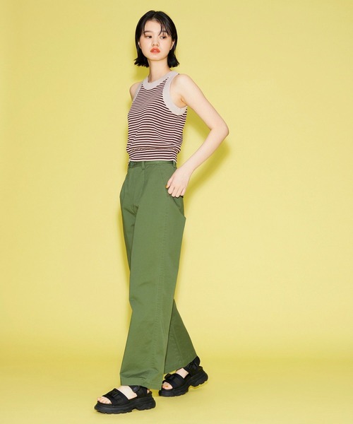 FOREVER 21（フォーエバー トゥエンティーワン）の「ヴィンテージライクチノパンツ（チノパンツ・レディース・ブラウン系その他3/カーキ・MEDIUM/SMALL）」の5枚目の写真