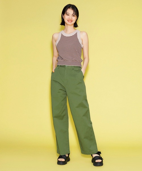 FOREVER 21（フォーエバー トゥエンティーワン）の「ヴィンテージライクチノパンツ（チノパンツ・レディース・ブラウン系その他3/カーキ・MEDIUM/SMALL）」の3枚目の写真