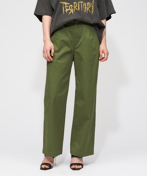 FOREVER 21（フォーエバー トゥエンティーワン）の「ヴィンテージライクチノパンツ（チノパンツ・レディース・ブラウン系その他3/カーキ・MEDIUM/SMALL）」の18枚目の写真