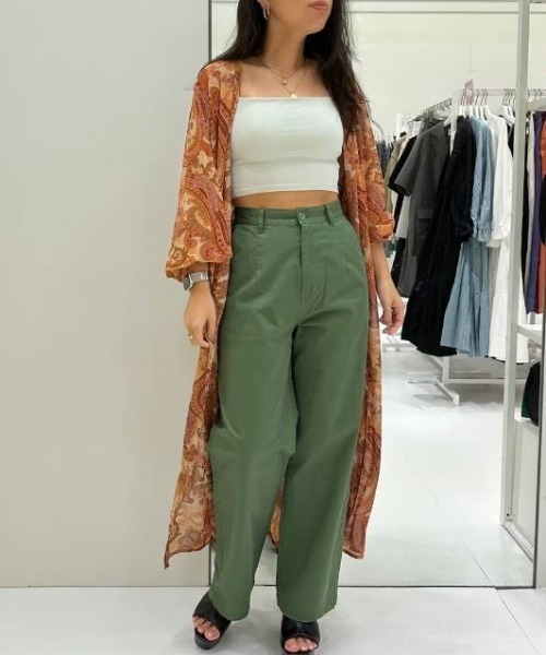 FOREVER 21（フォーエバー トゥエンティーワン）の「ヴィンテージライクチノパンツ（チノパンツ・レディース・ブラウン系その他3/カーキ・MEDIUM/SMALL）」の17枚目の写真