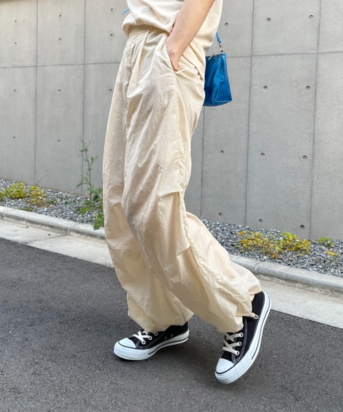 mi via loca（ミヴィアロカ）の「裾ドロストパラシュートパンツ（その他パンツ・レディース・ネイビー/ピンク/ナチュラル/グレー/ライトカーキ・FREE）」の3枚目の写真