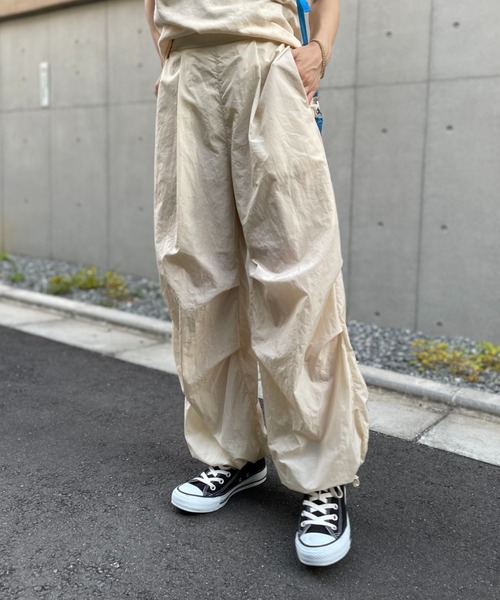 週末値下げABOUT パンツ セール】裾ドロストパラシュートパンツ（その他パンツ）｜mi via