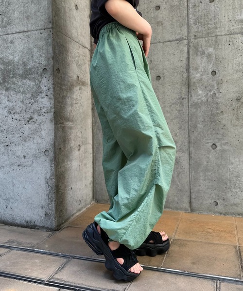 mi via loca（ミヴィアロカ）の「裾ドロストパラシュートパンツ（その他パンツ・レディース・ネイビー/ピンク/ナチュラル/グレー/ライトカーキ・FREE）」の8枚目の写真