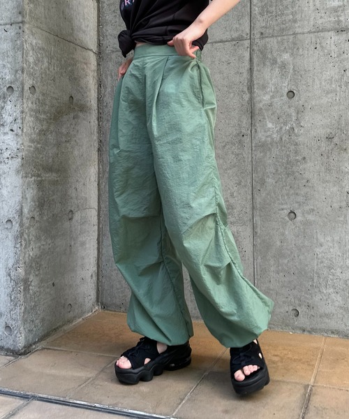 mi via loca（ミヴィアロカ）の「裾ドロストパラシュートパンツ