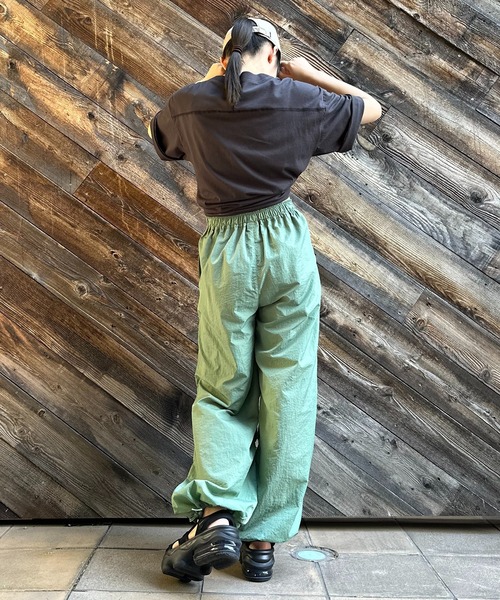 mi via loca（ミヴィアロカ）の「裾ドロストパラシュートパンツ（その他パンツ・レディース・ネイビー/ピンク/ナチュラル/グレー/ライトカーキ・FREE）」の13枚目の写真