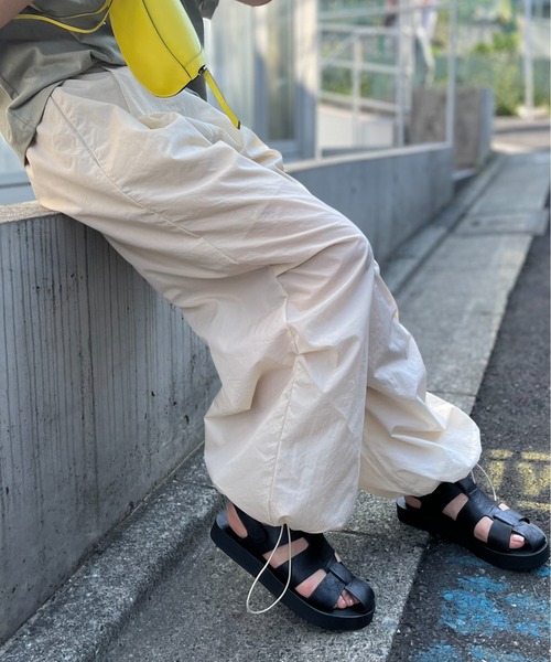 mi via loca（ミヴィアロカ）の「裾ドロストパラシュートパンツ（その他パンツ・レディース・ネイビー/ピンク/ナチュラル/グレー/ライトカーキ・FREE）」の16枚目の写真