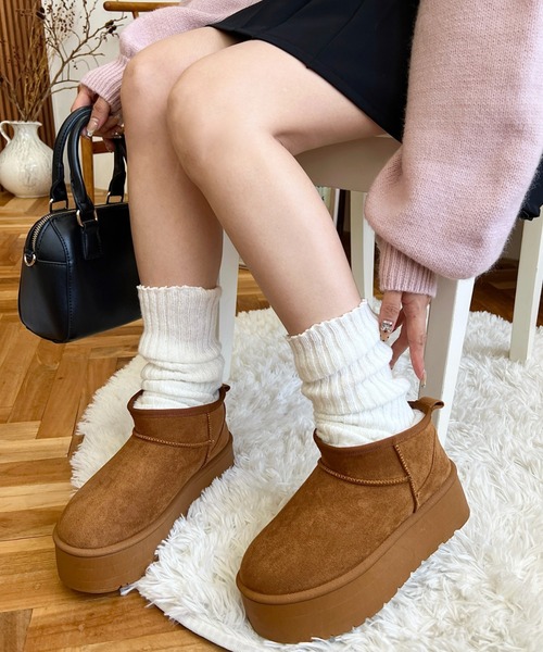 moment+(モーメントプラス)の「ボリューム厚底フェイクムートンブーツ(ブーツ・レディース・アイボリー/モカ/ブラック/キャメル・M/LL/S/L)」の14枚目の写真