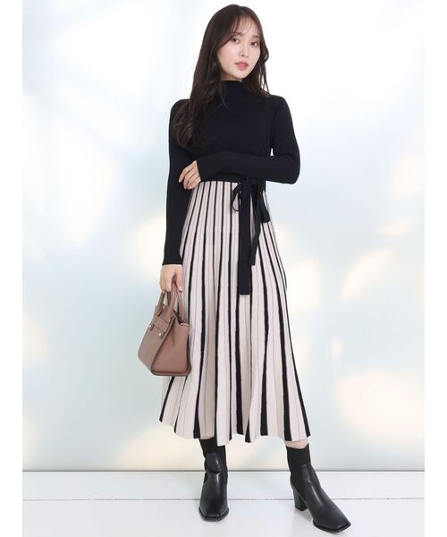 MERCURYDUO(マーキュリーデュオ)の「配色チェンジリブロングスリーブニットワンピース(ワンピース・レディース・ブラック・SMALL/MEDIUM)」の4枚目の写真