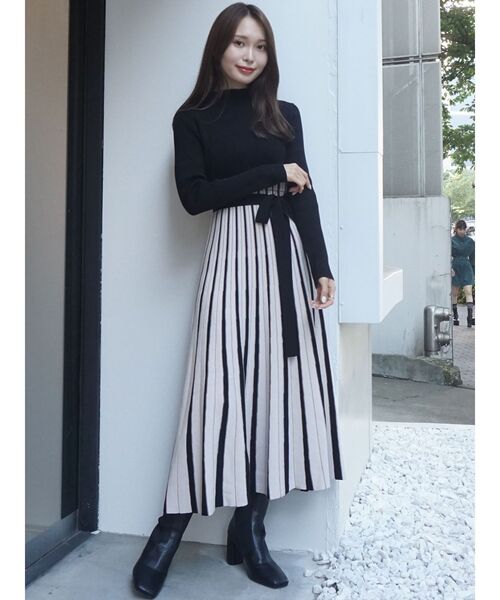 MERCURYDUO(マーキュリーデュオ)の「配色チェンジリブロングスリーブニットワンピース(ワンピース・レディース・ブラック・SMALL/MEDIUM)」の5枚目の写真