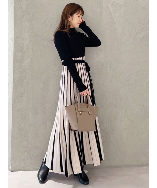 MERCURYDUO(マーキュリーデュオ)の「配色チェンジリブロングスリーブニットワンピース(ワンピース・レディース・ブラック・SMALL/MEDIUM)」の16枚目の写真