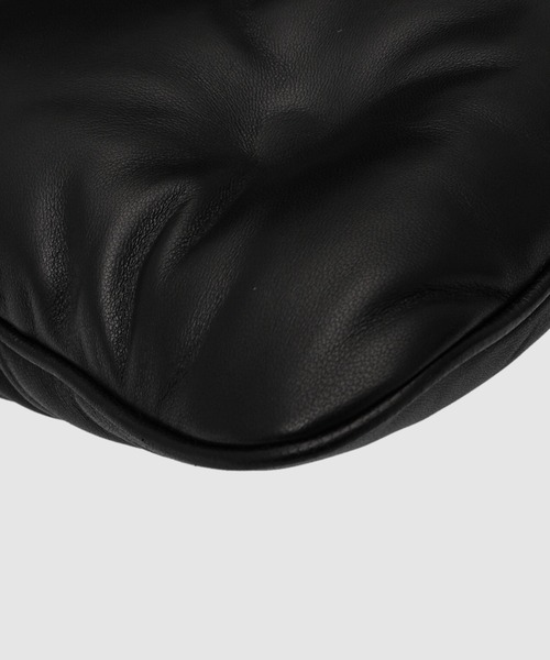 Maison Margiela(メゾンマルジェラ)の「GLAM SLAM FLAT POCKET(ショルダーバッグ・メンズ・ブラック・FREE)」の6枚目の写真