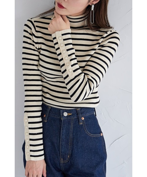 &. NOSTALGIA（アンドドットノスタルジア）の「【ZOZO限定】袖ボタンタートルニットプルオーバー（ニット/セーター・レディース・アイボリー/ブラック/ホワイト×ブラック/グレー・FREE）」の3枚目の写真