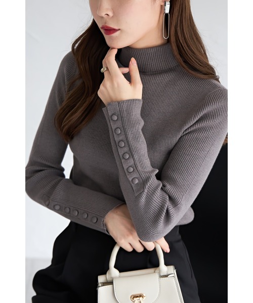 &. NOSTALGIA（アンドドットノスタルジア）の「【ZOZO限定】袖ボタンタートルニットプルオーバー（ニット/セーター・レディース・アイボリー/ブラック/ホワイト×ブラック/グレー・FREE）」の4枚目の写真