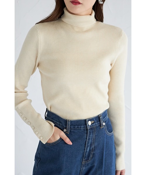 &. NOSTALGIA（アンドドットノスタルジア）の「【ZOZO限定】袖ボタンタートルニットプルオーバー（ニット/セーター・レディース・アイボリー/ブラック/ホワイト×ブラック/グレー・FREE）」の8枚目の写真