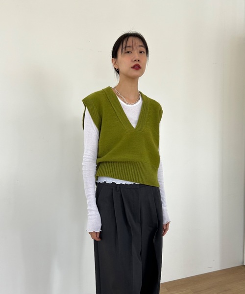 Didot.showroom（ディドット ショールーム）の「Vネック クロップド ベスト（ベスト・レディース・グリーン/モカ/クリーム・FREE）」の7枚目の写真