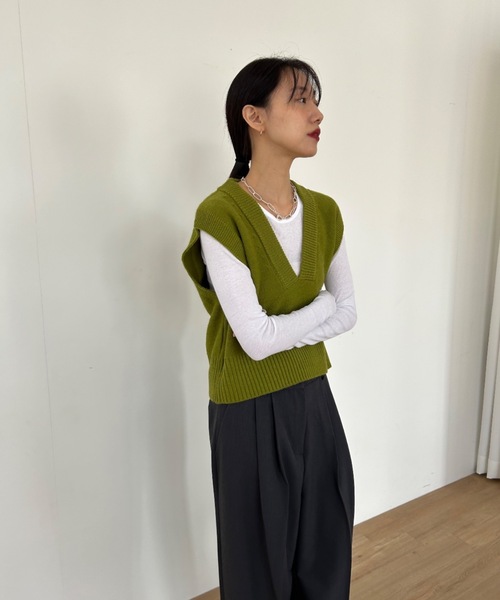 Didot.showroom（ディドット ショールーム）の「Vネック クロップド ベスト（ベスト・レディース・グリーン/モカ/クリーム・FREE）」の4枚目の写真