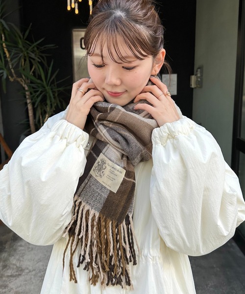 DISCOAT（ディスコート）の「チェック大判ストール（ストール/ショール・レディース・ピンクベージュ/ブラウン/イエロー/ネイビー/モカ/ブルー/キャメル・FREE）」の2枚目の写真