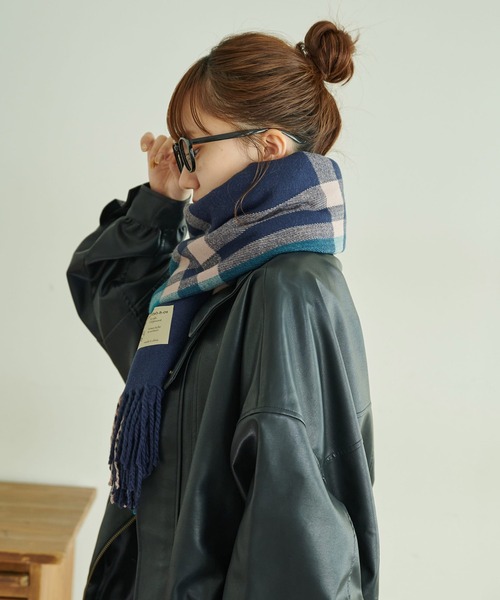 DISCOAT（ディスコート）の「チェック大判ストール（ストール/ショール・レディース・ピンクベージュ/ブラウン/イエロー/ネイビー/モカ/ブルー/キャメル・FREE）」の12枚目の写真