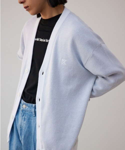 AZUL by moussy（アズールバイマウジー）の「バックロゴジャガードカーディガン（カーディガン/ボレロ・メンズ・ホワイト/ブラック・MEDIUM/LARGE）」の2枚目の写真