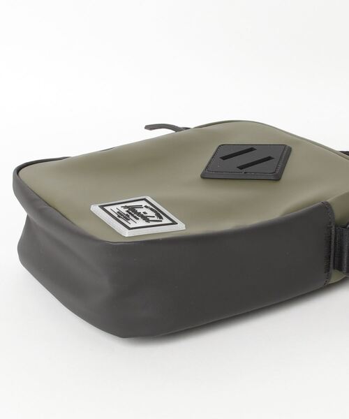 Herschel Supply(ハーシェルサプライ)の「【HERSCHEL SUPPLY】HERITAGE CROSSBODY 11240-04281-OS(ショルダーバッグ・メンズ・ブラック/ダークグリーン・FREE)」の4枚目の写真