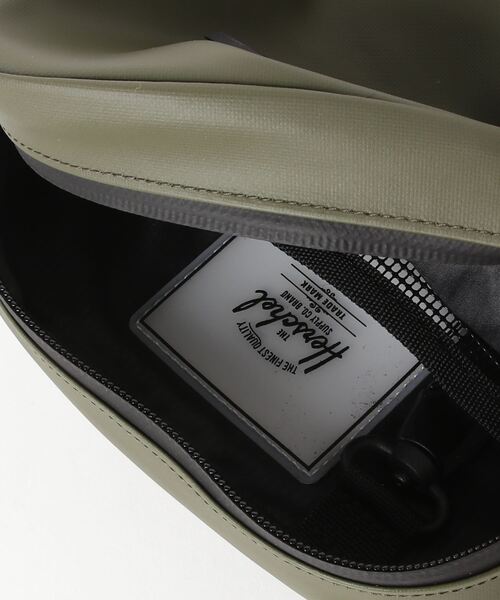 Herschel Supply(ハーシェルサプライ)の「【HERSCHEL SUPPLY】HERITAGE CROSSBODY 11240-04281-OS(ショルダーバッグ・メンズ・ブラック/ダークグリーン・FREE)」の5枚目の写真