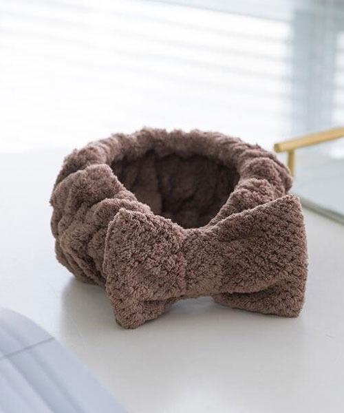 VIBGYOR Women（ヴィブジョー　ウィメン）の「【float】ふわふわ もこもこ リボン くすみカラー ヘアバンド（ヘアバンド・レディース・ブラウン/ピンク/ベージュ/グレイッシュベージュ/オフホワイト・FREE）」の2枚目の写真
