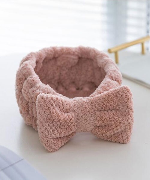 VIBGYOR Women（ヴィブジョー　ウィメン）の「【float】ふわふわ もこもこ リボン くすみカラー ヘアバンド（ヘアバンド・レディース・ブラウン/ピンク/ベージュ/グレイッシュベージュ/オフホワイト・FREE）」の5枚目の写真