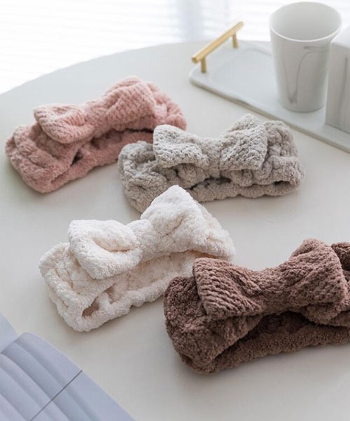 VIBGYOR Women（ヴィブジョー　ウィメン）の「【float】ふわふわ もこもこ リボン くすみカラー ヘアバンド（ヘアバンド・レディース・ブラウン/ピンク/ベージュ/グレイッシュベージュ/オフホワイト・FREE）」の6枚目の写真
