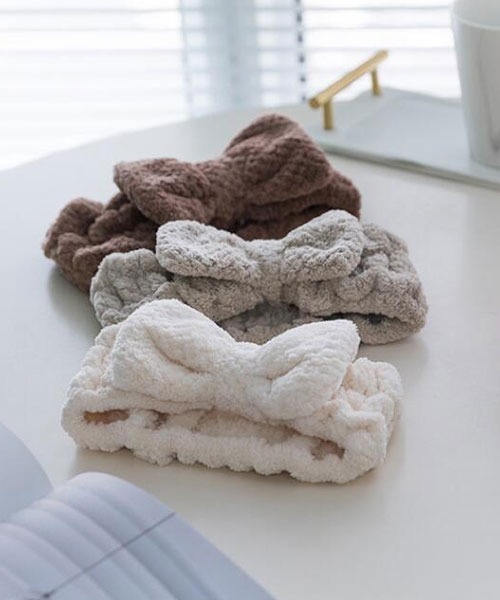 VIBGYOR Women（ヴィブジョー　ウィメン）の「【float】ふわふわ もこもこ リボン くすみカラー ヘアバンド（ヘアバンド・レディース・ブラウン/ピンク/ベージュ/グレイッシュベージュ/オフホワイト・FREE）」の7枚目の写真