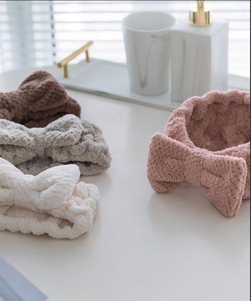 VIBGYOR Women（ヴィブジョー　ウィメン）の「【float】ふわふわ もこもこ リボン くすみカラー ヘアバンド（ヘアバンド・レディース・ブラウン/ピンク/ベージュ/グレイッシュベージュ/オフホワイト・FREE）」の8枚目の写真