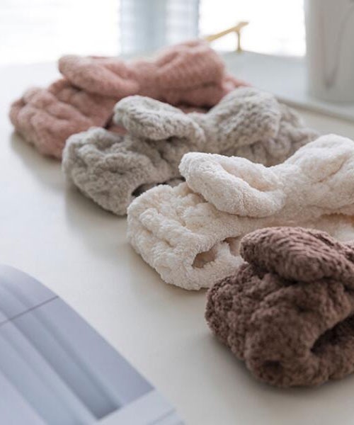 VIBGYOR Women（ヴィブジョー　ウィメン）の「【float】ふわふわ もこもこ リボン くすみカラー ヘアバンド（ヘアバンド・レディース・ブラウン/ピンク/ベージュ/グレイッシュベージュ/オフホワイト・FREE）」の9枚目の写真