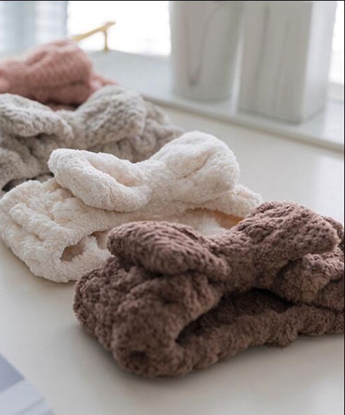 VIBGYOR Women（ヴィブジョー　ウィメン）の「【float】ふわふわ もこもこ リボン くすみカラー ヘアバンド（ヘアバンド・レディース・ブラウン/ピンク/ベージュ/グレイッシュベージュ/オフホワイト・FREE）」の10枚目の写真