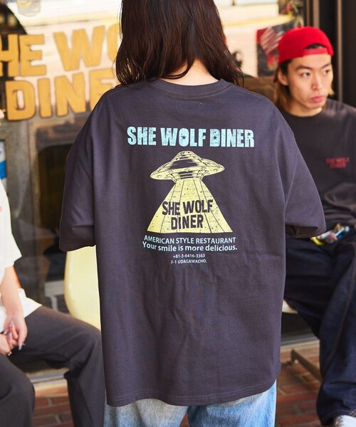 FREAK'S STORE（フリークスストア）の「限定展開 SHE WOLF DINER×FREAK'S STORE/シーウルフダイナー 別注 ビッグシルエット バックプリントTシャツ/UFO（Tシャツ/カットソー・メンズ・ブラック系その他2/ホワイト/ブラック系その他・LARGE/MEDIUM/SMALL）」の18枚目の写真