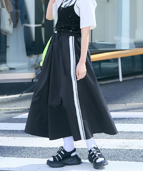 RAGEBLUE（レイジブルー）の「ウエストギャザー/ベルトフレアトラックスカート（スカート・レディース・ブラック/ブルー・FREE）」の2枚目の写真