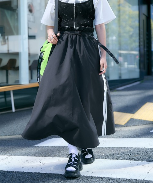 RAGEBLUE（レイジブルー）の「ウエストギャザー/ベルトフレアトラックスカート（スカート・レディース・ブラック/ブルー・FREE）」の8枚目の写真