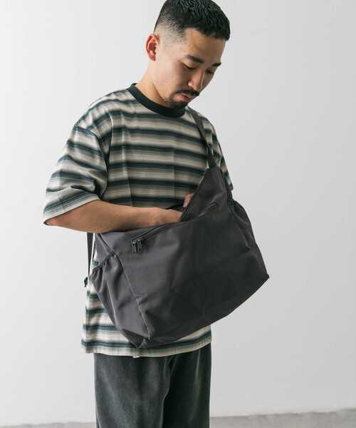 URBAN RESEARCH DOORS(アーバンリサーチドアーズ)の「サイドポケットショルダーバッグ 18L(ショルダーバッグ・メンズ・ブラック/グレー・-)」の4枚目の写真