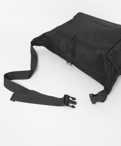 URBAN RESEARCH DOORS(アーバンリサーチドアーズ)の「サイドポケットショルダーバッグ 18L(ショルダーバッグ・メンズ・ブラック/グレー・-)」の12枚目の写真