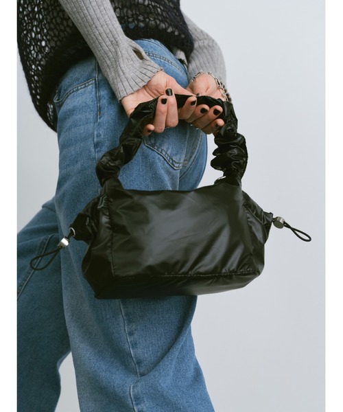 un/neu(アンノイ)の「2WAYメタリックギャザーハンドルミニバッグ / ショルダーバッグ(ハンドバッグ・レディース・シルバー/ホワイト/ブラック・FREE)」の2枚目の写真