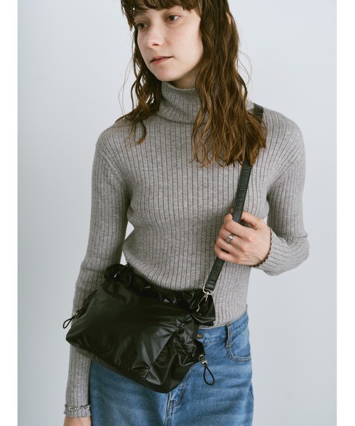 un/neu(アンノイ)の「2WAYメタリックギャザーハンドルミニバッグ / ショルダーバッグ(ハンドバッグ・レディース・シルバー/ホワイト/ブラック・FREE)」の22枚目の写真
