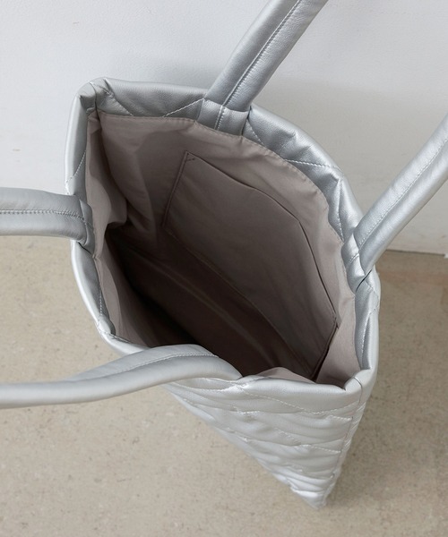 EFOLE（エフォル）の「Quilting flat tote bag / キルティング フラット トートバッグ（トートバッグ・レディース・シルバー/ブラック・FREE）」の3枚目の写真