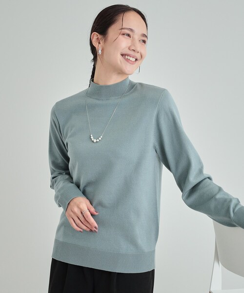 SHOO・LA・RUE（シューラルー）の「【高レビュー/洗える】ちくちくしにくい なめらかハイネックニット（ニット/セーター・レディース・グリーン系/オフホワイト/グレー/ブラック/ベビーピンク/ライトブルー・02/03/04）」の4枚目の写真